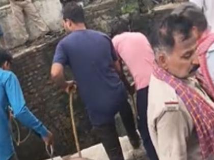 The youth who went down to save the calf that fell into the well fell unconscious one after another, five people died, the entire village was in mourning. | विहिरीत पडलेल्या वासराला वाचवण्यासाठी उतरलेले तरुण एका पाठोपाठ एक बेशुद्ध पडले, पाच जणांचा मृत्यू, संपूर्ण गावावर शोककळा The youth who went down to save the calf that fell into the well fell unconscious one after another, five people died, the entire village was in mourning. | विहिरीत पडलेल्या वासराला वाचवण्यासाठी उतरलेले तरुण एका पाठोपाठ एक बेशुद्ध पडले, पाच जणांचा मृत्यू, संपूर्ण गावावर शोककळा