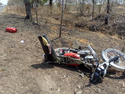 Two-wheeler accident; Husband and wife injured | दुचाकीच्या चाकात साडी अडकून अपघात; पती-पत्नी जखमी 