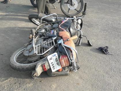 Two bikes hit face to face; Three people injured! | दोन दुचाकीची समोरासमोर धडक; तीन जण जखमी !