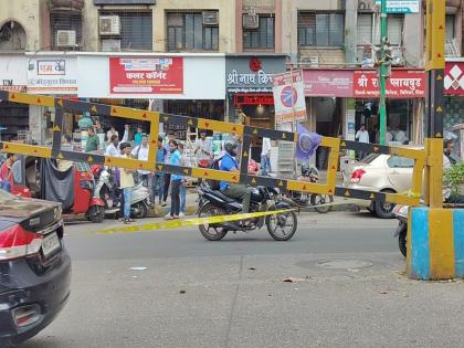 Bike rider injured after height barrier fell in collision with truck | ट्रकच्या धडकेत हाईट बॅरियर पडून दुचाकीस्वार जखमी