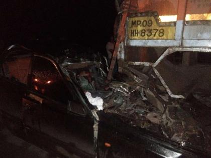 Accident on ahmednagar-daund highway; four were killed on the spot | अहमदनगर-दौड महामार्गावर भीषण अपघात; चौघे जागीच ठार