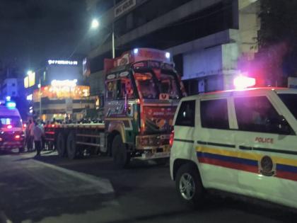 before seeing wedding of boys and girls Two people who were crushed by a speeding truck | मुला-मुलीचा संसार पाहण्यापूर्वीच काळाचा घाला; व्याही असलेल्या दोघांना भरधाव ट्रकने चिरडले