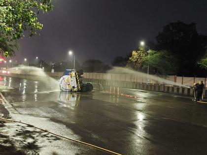 Tanker overturned on Pune-Nagar road, work to stop air leakage started | पुणे-नगर रस्त्यावर टँकर पलटी, वायुगळती थांबवण्याचे काम सुरु