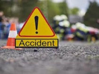 Four injured in accident at Gonde Dumala | राष्ट्रीय महामार्गावरील अपघात चार जण गंभीर जखमी