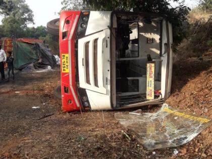 Sugar truck hits Latur, 7 passengers injured | साखरेच्या ट्रकची लातूर बसला जोरदार धडक,७ प्रवासी जखमी