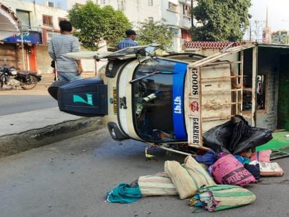 Rushing auto overturns after hitting divider 9 farm laborers injured | भरधाव ऑटो दुभाजकावर आदळून उलटला, ९ शेतमजूर जखमी