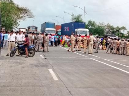 Worker killed in trailer collision; Block the path of relatives to 'JNPA'; Traffic jam for two and a half hours | ट्रेलरच्या धडकेत कामगाराचा मृत्यू; नातेवाईकांचा ‘जेएनपीए’वर रास्ता रोको; अडीच तास वाहतुकीचा खोळंबा