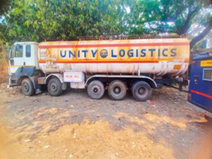 Tanker driver crushes couple and 10-year-old boy; Fatal accident on old Mumbai-Pune highway | टँकरचालकाने दाम्पत्यासह १० वर्षीय मुलाला चिरडले; जुन्या मुंबई-पुणे महामार्गावर भीषण अपघात Tanker driver crushes couple and 10-year-old boy; Fatal accident on old Mumbai-Pune highway | टँकरचालकाने दाम्पत्यासह १० वर्षीय मुलाला चिरडले; जुन्या मुंबई-पुणे महामार्गावर भीषण अपघात