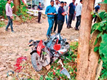 Two die after hitting a tree Accident on the old Mumbai-Pune road | झाडावर आदळून दोघांचा मृत्यू; जुन्या मुंबई-पुणे मार्गावर अपघात Two die after hitting a tree Accident on the old Mumbai-Pune road | झाडावर आदळून दोघांचा मृत्यू; जुन्या मुंबई-पुणे मार्गावर अपघात