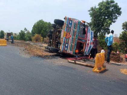 A series of accidents due to parallel roads on the world record-breaking amravati-akola national highway | Amravati-Akola Highway : विश्वविक्रमी राष्ट्रीय महामार्ग काळजाचा ठोका वाढविणारा; समांतर रस्त्यामुळे अपघाताची मालिका