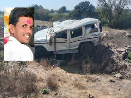 Beed youth killed as jeep overturns: incident while carrying sugarcane laborer's grains | जीप पलटी होवून बीडचा तरुण ठार: ऊसतोड मजुराचे धान्य घेऊन जाताना घटना