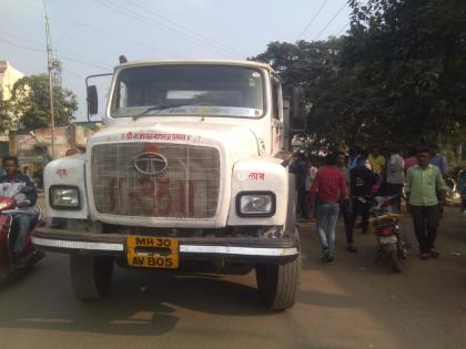 The young man standing on the side of the road slammed into the truck | रस्त्याच्या कडेला उभ्या असलेल्या युवकास ट्रकने चिरडले