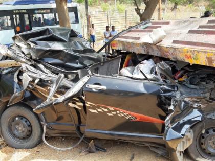 Seven killed in a car accident in Bengaluru | बेंगळुरुनजीक कार अपघातात खामगाचे सात ठार