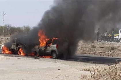 Accident Two vehicleson the national highway; Both vehicles were burnt to ashes | राष्ट्रीय महामार्गावर दोन वाहनाचा भीषण अपघात ; दोन्ही वाहने जळून खाक