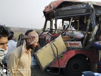 ST bus and truck collide in front of Amora; 2 passengers injured | एसटी बस व ट्रकची अमोरासमोर धडक; २७ प्रवासी जखमी