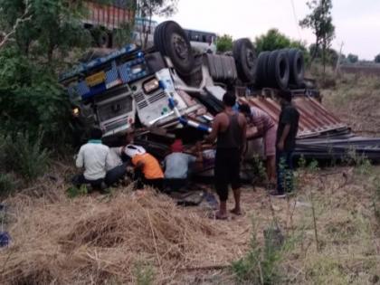 Truck accident on Nagpur-Aurangabad road; Driver, cleaner seriously injured! | नागपूर-औरंगाबाद मार्गावर ट्रकचा अपघात; चालक, क्लिनर गंभीर जखमी!