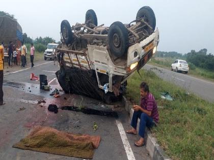 Speeding truck hits parked van, one dead, two seriously injured: incident at Zalta Fata | थांबलेल्या व्हॅनला भरधाव ट्रकची धडक, एक ठार दोन गंभीर जखमी: झाल्टा फाटा येथील घटना