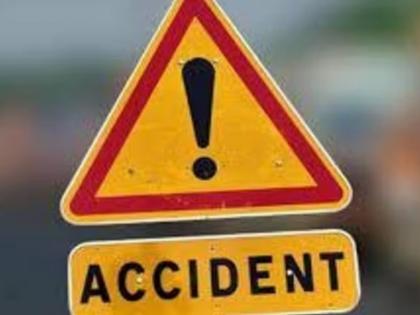 A youth in Madhya Pradesh was injured after a heavy vehicle hit a truck stopped on the road | रोडवर थांबलेल्या ट्रकला अवजड वाहनानं ठोकल्यानं मध्यप्रदेशातील तरुण जखमी