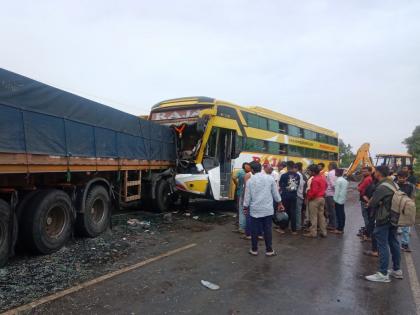 Travels bus collided with trailer while turning, 2 serious  | वळण घेताना ट्रॅव्हल्स बस ट्रेलरची धडक, २ गंभीर; पेडगावनजीकची घटना 