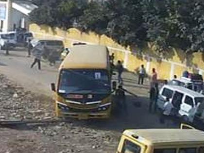 uncontrolled bus rammed into students standing roadside at koradi; One died, two survived | धक्कादायक! अनियंत्रित बस विद्यार्थ्यांच्या घाेळक्यात शिरली; एकाचा मृत्यू, दोघे बचावले