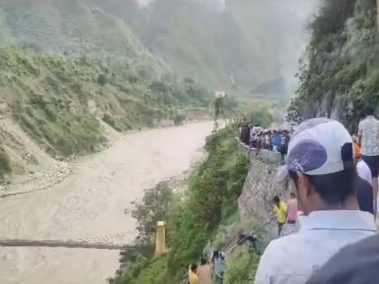 Bus full of passengers falls into flooded alaknanda river, horrific accident in Uttarakhand | प्रवाशांनी भरलेली बस पूर आलेल्या नदीत कोसळली, उत्तराखंडमध्ये भीषण अपघात Bus full of passengers falls into flooded alaknanda river, horrific accident in Uttarakhand | प्रवाशांनी भरलेली बस पूर आलेल्या नदीत कोसळली, उत्तराखंडमध्ये भीषण अपघात