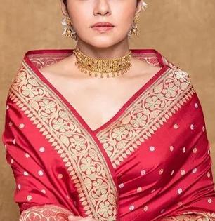 सुंदर साडी नेसूनही मेकअप उठून दिसत नाही? करा साडीच्या रंगानुसार परफेक्ट शेडचा मेकअप - दिसाल चारचौघीत उठून...