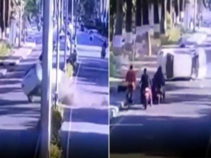 The speeding car hit the divider and overturned in the air. Horrible accident captured on CCTV | भरधाव वेगात कार दुभाजकाला धडकली अन् हवेत पलटी झाली,अन्..; भीषण अपघात CCTV त कैद