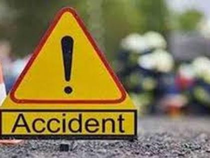 Youth killed in a car accident at Akola | कारच्या अपघातात युवक ठार