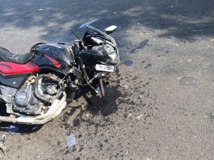 Two-wheeler collision with a cargo vehicle; One serious | मालवाहू वाहनाची दुचाकीस धडक; एक गंभीर