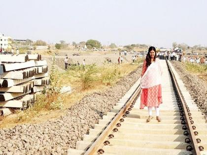 150 crore for Nagar-Beed-Parli Railway; Pankaja Munde thanked the State Govt | नगर-बीड-परळी रेल्वेमार्गासाठी १५० कोटी; पंकजा मुंडेंनी मानले राज्य सरकारचे आभार