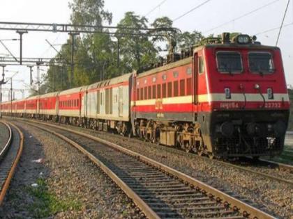 Husband woke up his wife who was sleeping on the platform and pushed her in front of the running express | धक्कादायक! प्लॅटफॉर्मवर झोपलेल्या पत्नीला उठवले अन् धावत्या एक्सप्रेससमोर ढकलले