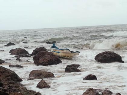 Achara drowned in the sea; Fortunately, the fisherman survived | आचरा समुद्रात पात बुडाली; सुदैवाने मच्छिमार बचावले