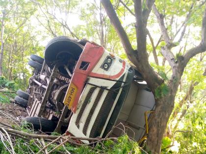 Bus accident case against driver; The bus overturned in Mardadi Ghat | बस अपघातप्रकरणी चालकावर गुन्हा; मर्दडी घाटात उलटली हाेती बस