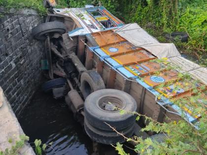 Truck crashes off bridge on Akola-Washim National Highway; Two killed | अकोला-वाशिम महामार्गावरील पुलावरून ट्रक कोसळला; दोन ठार