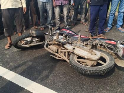 An unidentified vehicle blew up a two-wheeler, killing one; one serious injured | अज्ञात वाहनाने दुचाकीस उडविले; एक ठार, एक गंभीर जखमी