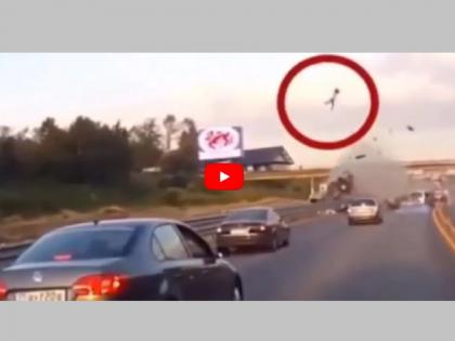 driver flew several meters into the air; Terrible video of car accident viral | चालक कैक मीटर हवेत उडाला; कार अपघाताचा भीषण VIDEO व्हायरल...