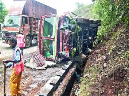  2 killed in truck accident 2 injured | महामार्गावर ट्रक अपघातात २ ठार; २ जखमी