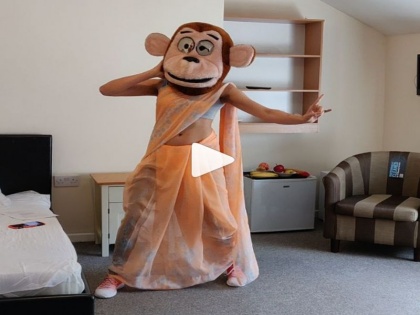 Bollywood actress Monkey Dosage Viral on social media, you can also smile by holding the belly ... | अदा शर्माचा मंकी डान्स सोशल मीडियावर व्हायरल, तुम्हीसुद्धा पोट धरून हसाल…