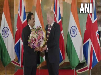 Gujarat UK PM Boris Johnson meets Chairman of Adani Group Gautam Adani in Ahmedabad discusses important issues | ब्रिटनचे पंतप्रधान बोरिस जॉन्सन यांनी अहमदाबादमध्ये घेतली अदानींची भेट, अनेक महत्त्वाच्या मुद्द्यांवर चर्चा