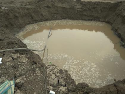 Farmers try to save crops by digging potholes in the river bank | नदीपात्रात खड्डे खोदून पिके वाचविण्याची धडपड