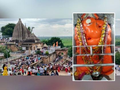 Shami Vigneshwar of Adasa who fulfills the desires of the devotees; A sea of people surged during Ganeshotsav | भक्तांची मनाेकामना पूर्ण करणारा आदासाचा शमी विघ्नेश्वर; गणेशोत्सवात उसळला जनसागर