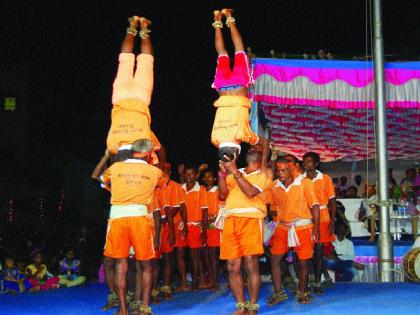 Tiljapur Tipri team first in tribal dance competition | आदिवासी नृत्य स्पर्धेत तुळजापूरचे टिपरी पथक प्रथम