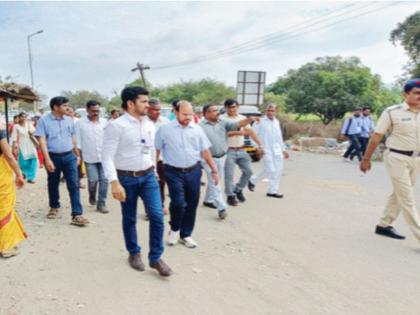 Encroachment by Gujarat on Palghar border; In the inspection of the district collector, the citizens expressed their grief | पालघरच्या सीमेवर गुजरातकडून अतिक्रमण; जिल्हाधिकाऱ्यांच्या पाहणीत नागरिकांनी सांगितली व्यथा