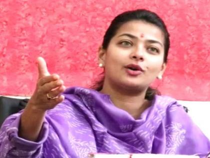 Shinde-Fadnavis government fears elections due to fear of defeat; Criticism of MLA Praniti Shinde | पराभवाच्या भीतीमुळे शिंदे-फडणवीस सरकार निवडणुकांना घाबरते; आमदार प्रणिती शिंदे यांची टीका