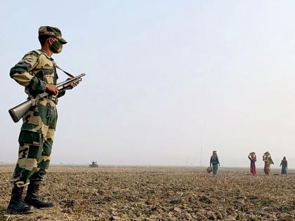 Bangladeshi villagers attack jawans; Two people are in critical condition; Weapons were also stolen | जवानांवर बांगलादेशी ग्रामस्थांचा हल्ला; दोन जणांची प्रकृती गंभीर; शस्त्रेही पळवली