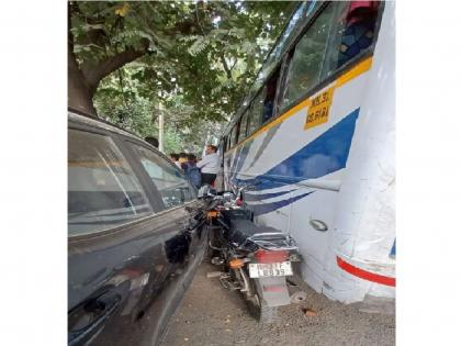 A private bus collided with a car-bicycle, the driver was beaten up by the mob | खासगी बसची कार-दुचाकीला धडक, चालकाला जमावाकडून चोप