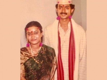 Suchitra And Aadesh Bandekar Wedding Album Goes Viral On Social Media-SRJ | लग्नात असा होता दोघांचा अंदाज ? ३० वर्षापूर्वी अडकले होते लग्नबंधनात, व्हायरल होतोय Wedding Album