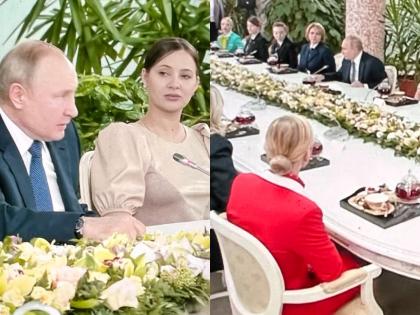 Russia Ukraine conflict Vladimir putin with beautiful air hostess female pilots amid russia ukraine war | Russia Ukraine Conflict : जेव्हा युक्रेनवर सुरू होती रशियाची बॉम्बिंग; तेव्हा 'या' सुंदर एअर होस्टेससोबत काय करत होते पुतिन?