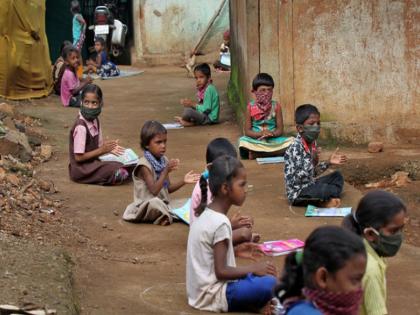 There are 1.5 million schools in the country, out of which only about 3.5 million schools have internet facilities | शिक्षणाच्या आभासाचा भास पुरे