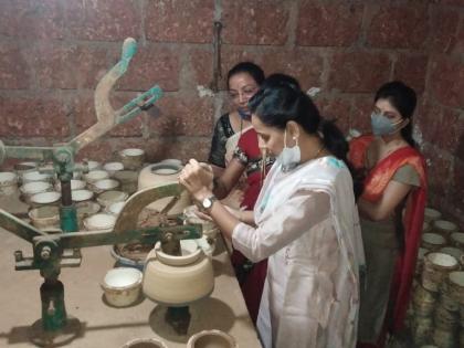 Minister of State Aditi Tatkare experienced the joy of making pots from clay | राज्यमंत्री आदिती तटकरे यांनी अनुभवला मातीपासून भांडी बनविण्याचा आनंद